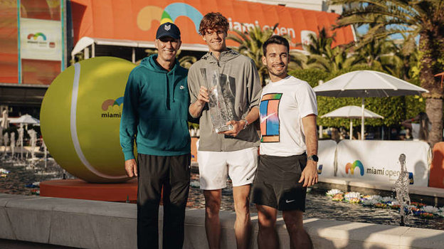 Физиотерапевт Джакомо Нальди (справа) с Синнером и Дарреном Кэхиллом.