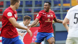 Футболист Мойзес в матче ЦСКА — «Акрон»