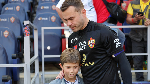 Игорь Акинфеев и его сын Даниил