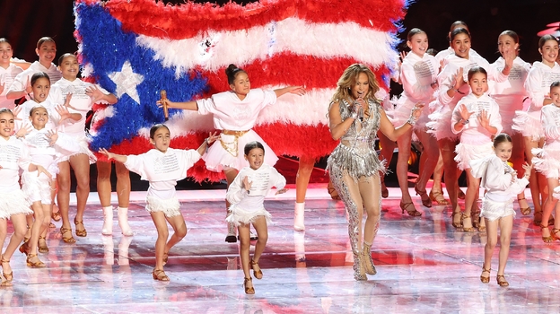 Дженнифер Лопес выступает на Супербоуле-2020.