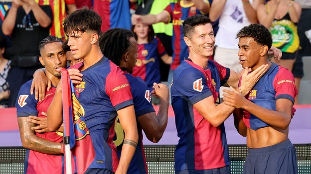 Игроки «Барселоны» радуются голу в ворота «Атлетика».
