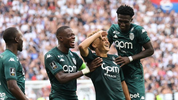 Футболисты «Монако» празднуют гол в ворота «Лиона».