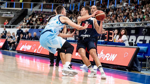 Александр Хоменко (№7) в матче против «Пармы». Баскетболист сборной России Александр Хоменко (№7) в матче против «Пармы»