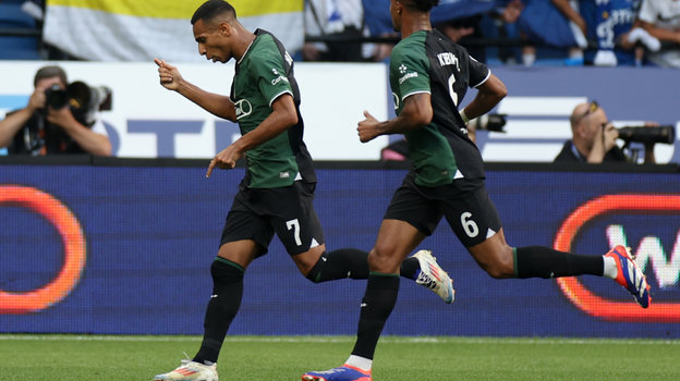 Виктор Са и Кевин Ленини празднуют гол