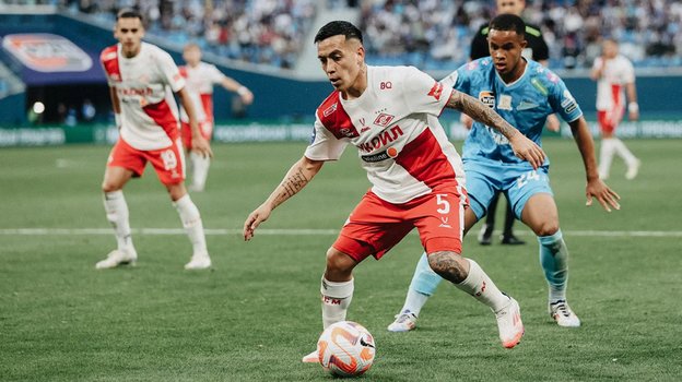 Эсекиэль Барко и Педро в матче «Зенит» — «Спартак». Футболисты Эсекиэль Барко и Педро в матче «Зенит» — «Спартак»