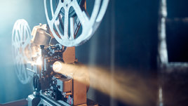 Старый кинопроектор показывает кино