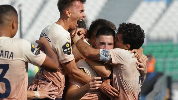 Футболисты «Сочи» празднуют гол.