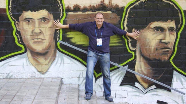 Вратарь Алексей Прудников на знаменитой торпедовской лестнице на Восточной улице на фоне изображения своих друзей братьев Савичевых. Вратарь Алексей Прудников на знаменитой торпедовской лестнице на Восточной улице на фоне изображения своих друзей братьев Савичевых