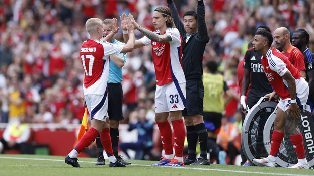 Риккардо Калафьори (№33) выходит на замену Александру Зинченко. Риккардо Калафьори выходит на замену Александру Зинченко