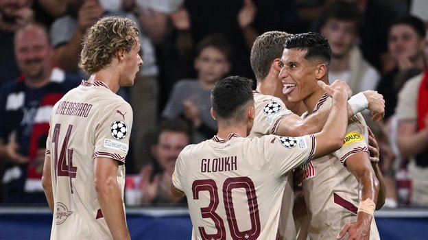 Футболисты «Зальцбурга» празднуют победу над «Динамо» Киев.