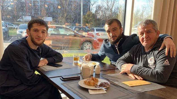 Абубакар Нурмагомедов (в центре) и Тагир Уланбеков (слева).