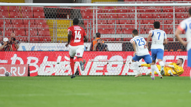 Гамид Агаларов забивает гол с пенальти