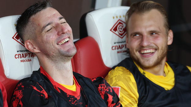 Футболисты Александр Довбня и Александр Максименко