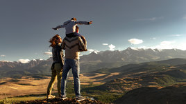 Семья наслаждается видом гор