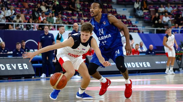 Александр Щербенев (в белом) в матче за сборную России. Баскетболист Александр Щербенев