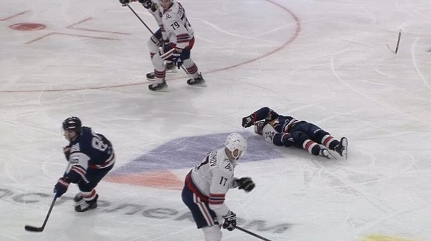 Даниил Вовченко после столкновения с защитником «Нефтехимика».