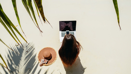 Девушка работает на отдыхе