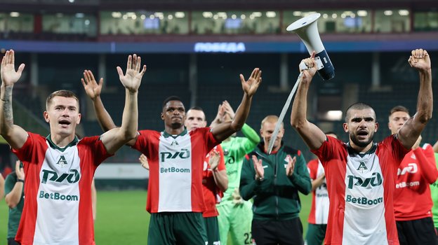 Футболисты «Локомотива» празднуют победу над «Ростовом».