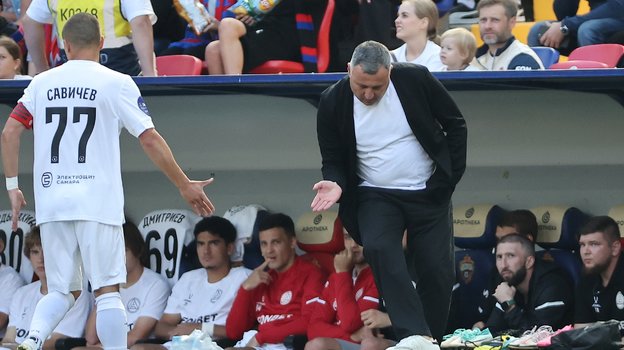 Главный тренер «Акрона» Заур Тедеев.