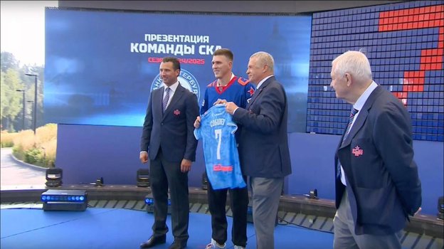 Александр Соболев получил футболку «Зенита».