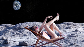 Девушка на Луне.