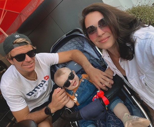 Аделина Сотникова с Дмитрием Попко (слева) и ребенком.