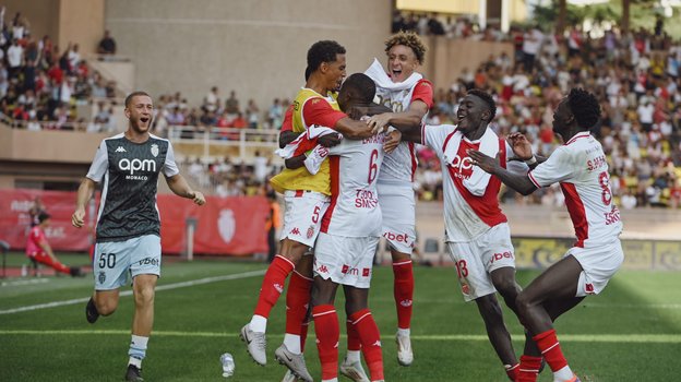 Футболисты «Монако» празднуют гол в ворота «Ланса».