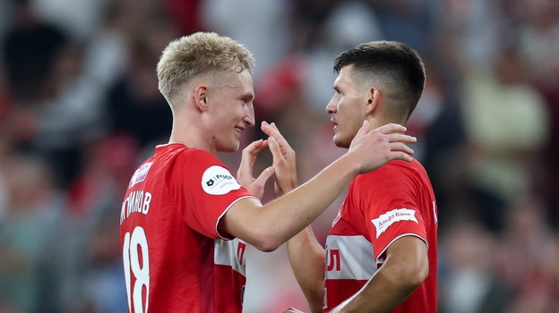 Футболисты «Спартака» Руслан Литвинов и Даниил Хлусевич.