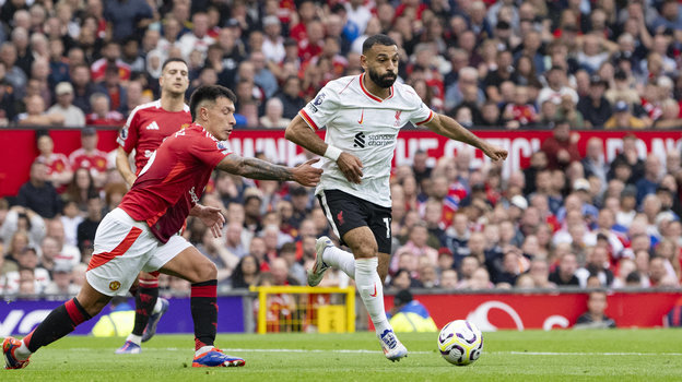 Защитник «Манчестер Юнайтед» Лисандро Мартинес (слева) пытается остановить нападающего «Ливерпуля» Мохамеда Салаха.