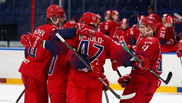 Игроки «Локомотива» в товарищеском матче с «Северсталью».