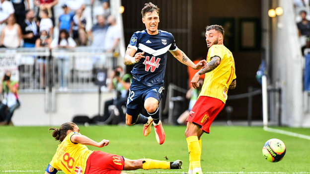 Рикарду Мангаш (в синем).