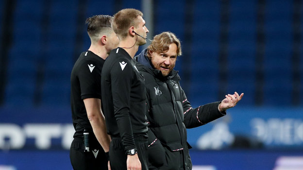 Валерий Карпин общается с судьями.