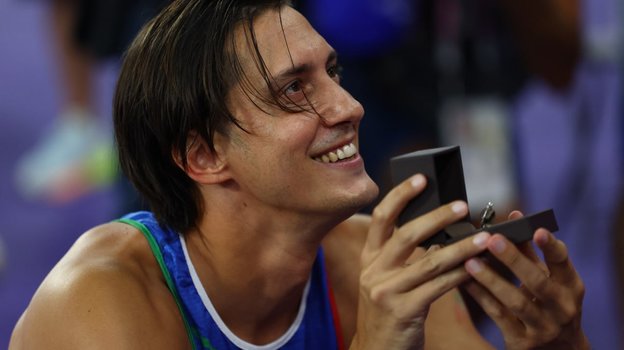 Алессандро Оссола делает предложение своей девушке.