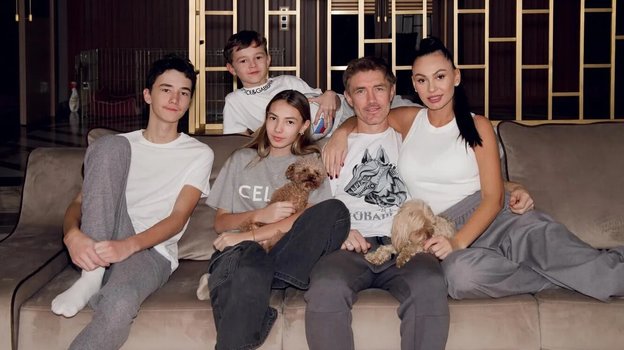 Юрий и Инна Жирковы с детьми.