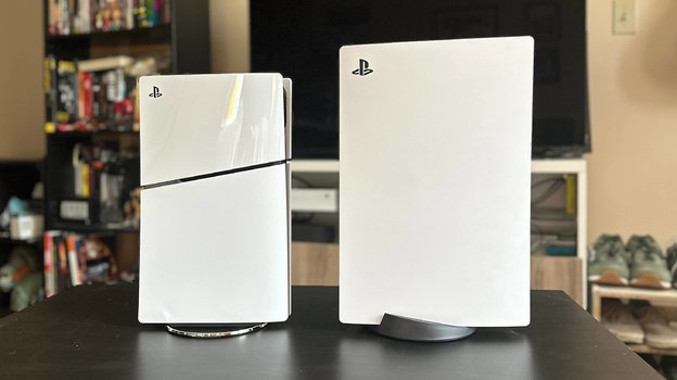 PS5 Slim (слева) и базовая PS5.