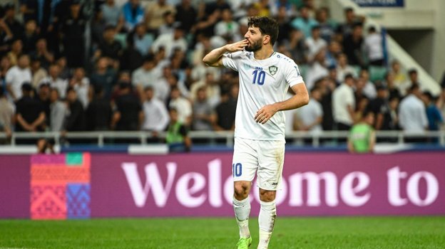 Жалолиддин Машарипов празднует гол в матче с КНДР.