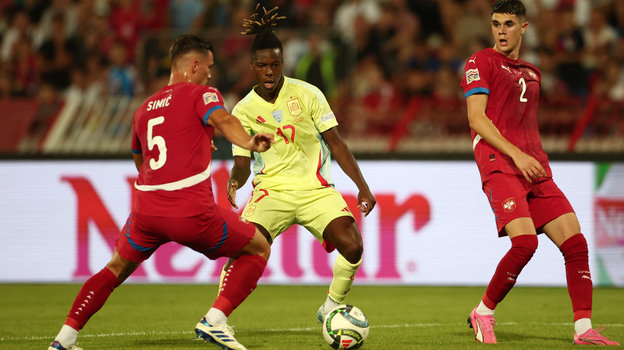 Нико Уильямс против игроков сборной Сербии.