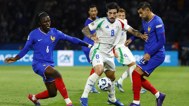 Сандро Тонали (№ 8) в борьбе с Ману Коне и Тео Эрнандесом.