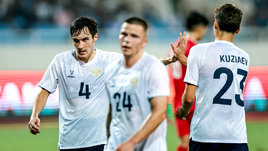 Футболисты сборной России Вячеслав Караваев, Данил Круговой и Далер Кузяев в матче против сборной Вьетнама