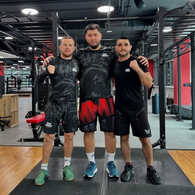 Ян с Кайратом Нурмаганбетовым (посередине).