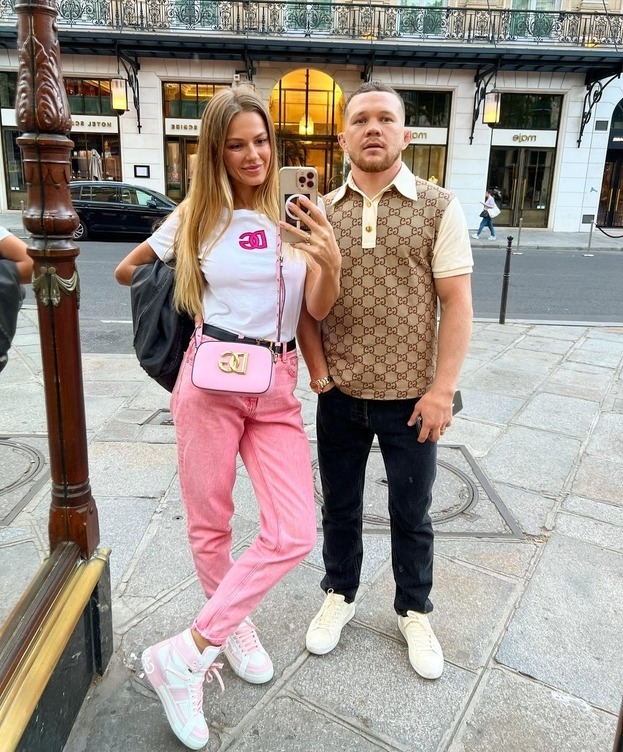 Петр Ян с женой Юлией.