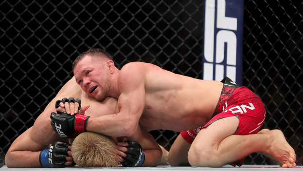 Петр Ян (справа) в поединке с Сонг Ядонгом.