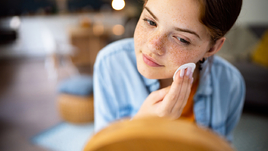 Девочка смотрится в зеркало