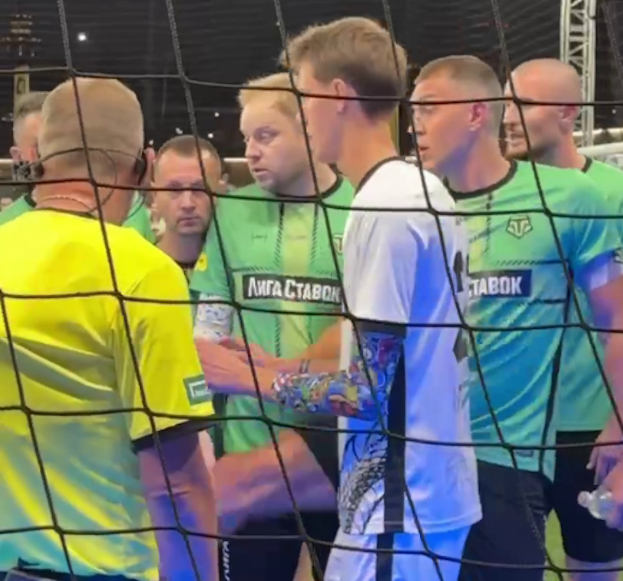 Артем Дзюба пнул соперника.