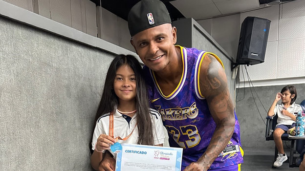 Ари (справа) с дочерью Арианой. Футболист Ари с дочерью Арианой
