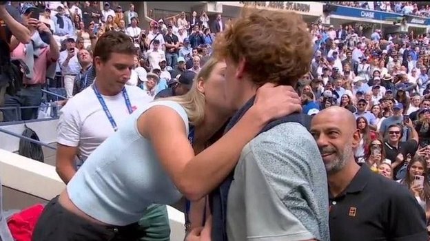 Поцелуй Янника Синнера и Анны Калинской.