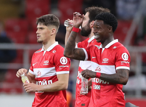 Леон Классен, Георгий Джикия и Квинси Промес (слева направо).