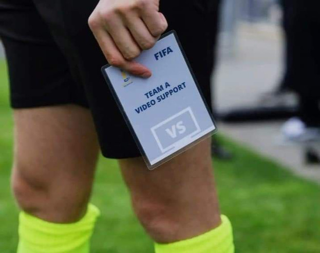 Карточка, которую тренер передает резервному судье, запрашивая проверку эпизода.