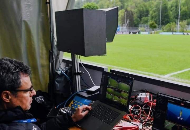 Оператор повторов, помогающий судье при просмотре видеозаписи на мониторе.