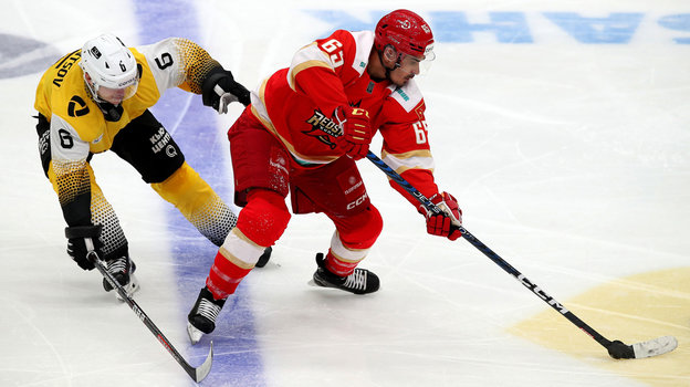 Наиль Якупов (№65) в матче против «Северстали». Хоккеист «Куньлуня» Наиль Якупов